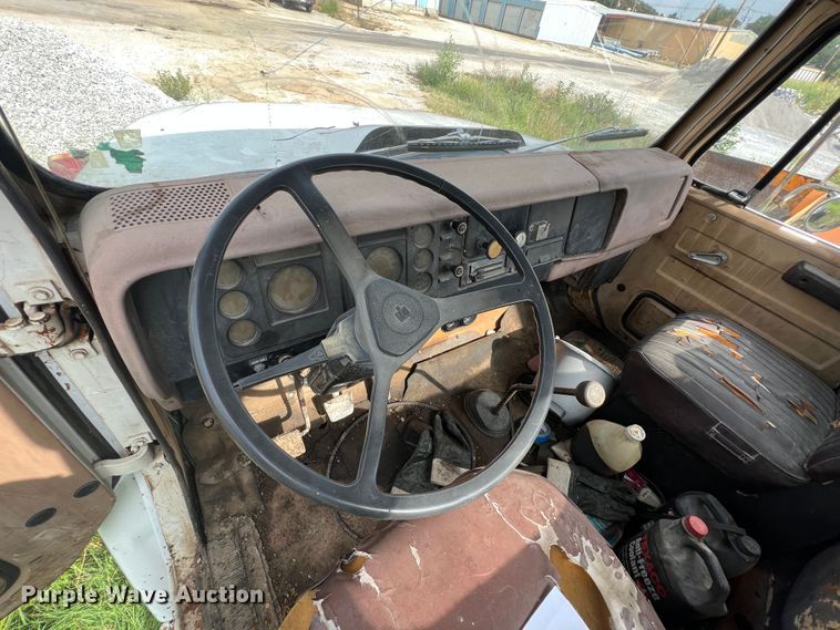 image for item JX9478 1980 International 1925  truck cab and chassis