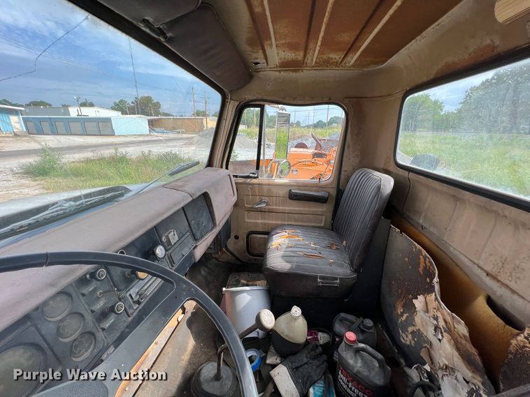 image for item JX9478 1980 International 1925  truck cab and chassis