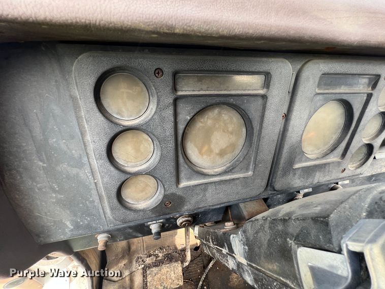 image for item JX9478 1980 International 1925  truck cab and chassis