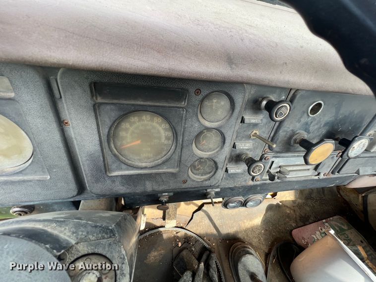 image for item JX9478 1980 International 1925  truck cab and chassis