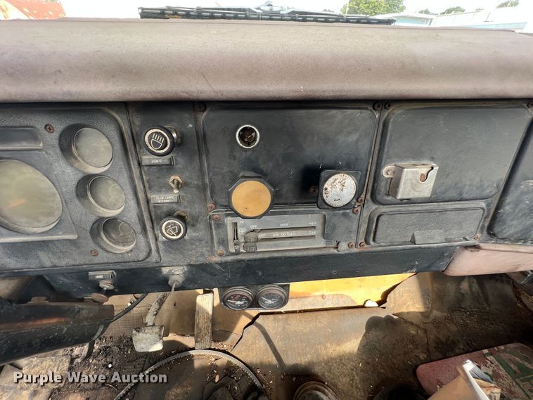 image for item JX9478 1980 International 1925  truck cab and chassis