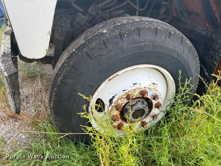 image for item JX9478 1980 International 1925  truck cab and chassis