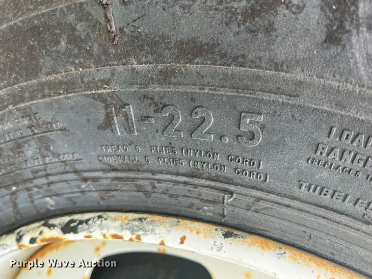 image for item JX9478 1980 International 1925  truck cab and chassis