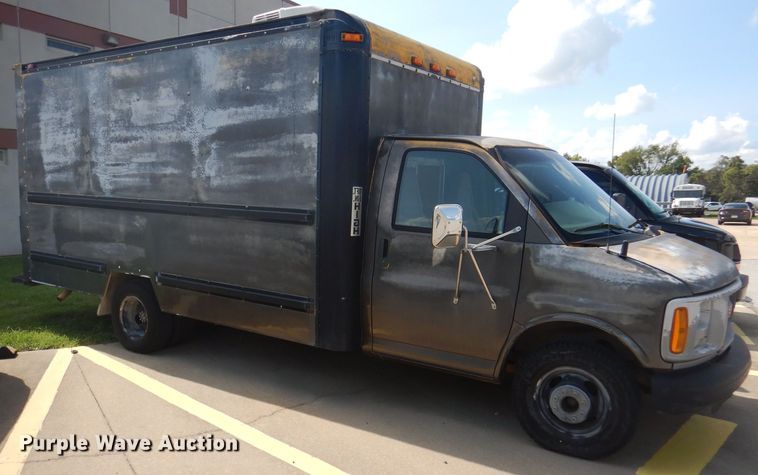 image for item JY9677 2000 GMC Savana 3500  box truck