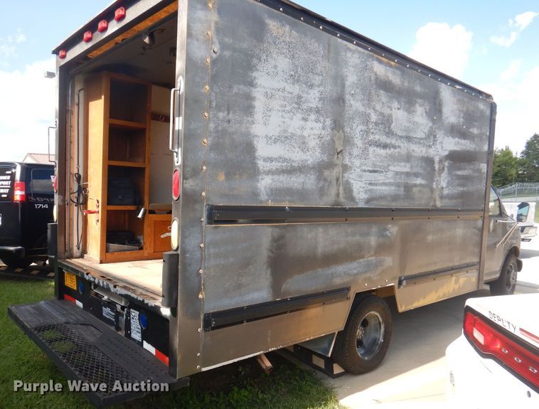 image for item JY9677 2000 GMC Savana 3500  box truck