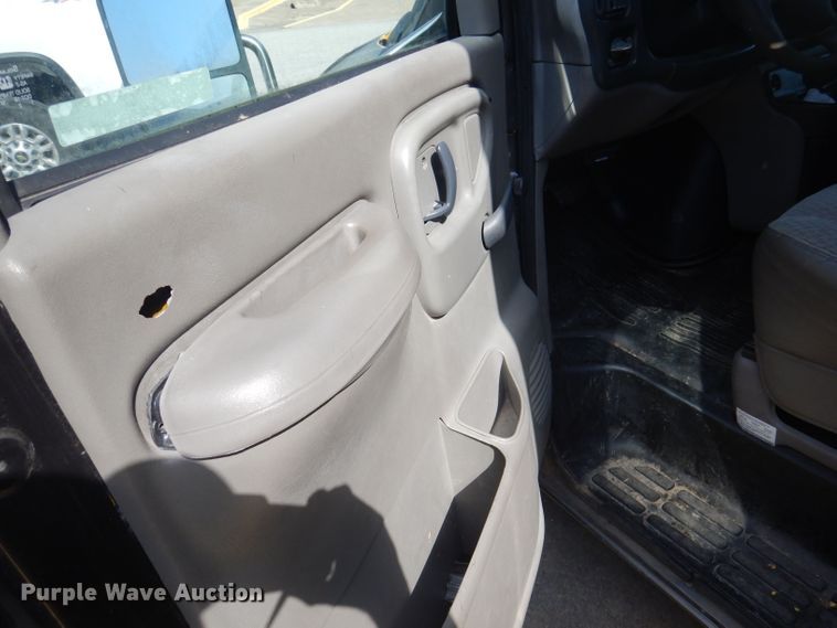 image for item JY9677 2000 GMC Savana 3500  box truck