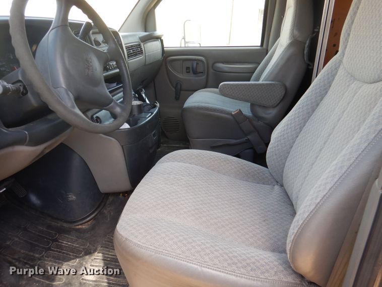 image for item JY9677 2000 GMC Savana 3500  box truck