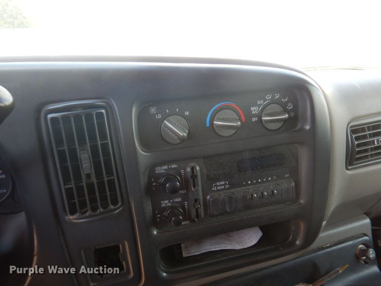 image for item JY9677 2000 GMC Savana 3500  box truck