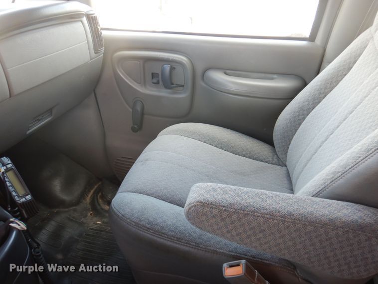 image for item JY9677 2000 GMC Savana 3500  box truck