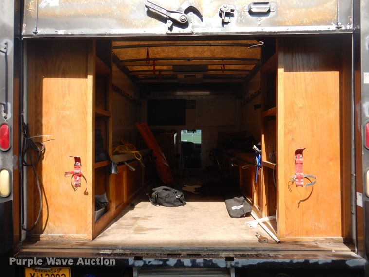 image for item JY9677 2000 GMC Savana 3500  box truck