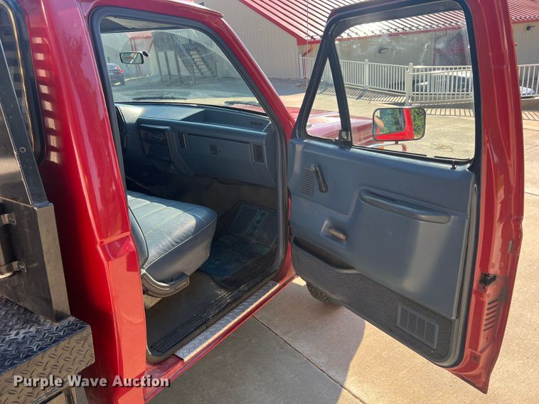 image for item KC9815 1988 Ford F250  flatbed pickup truck