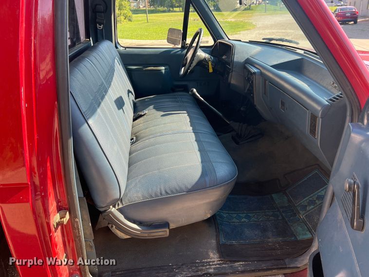 image for item KC9815 1988 Ford F250  flatbed pickup truck