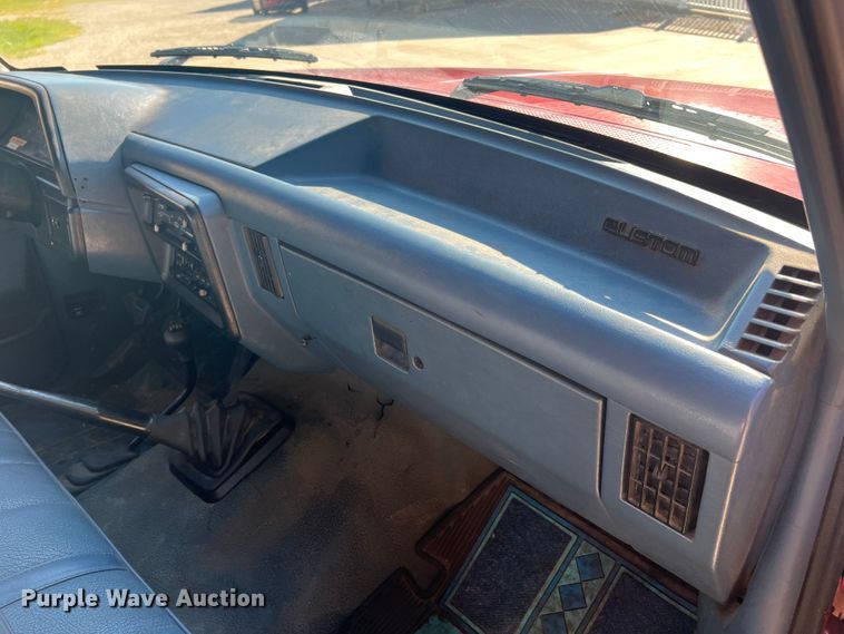 image for item KC9815 1988 Ford F250  flatbed pickup truck