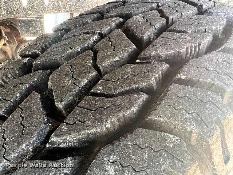 image for item KC9815 1988 Ford F250  flatbed pickup truck