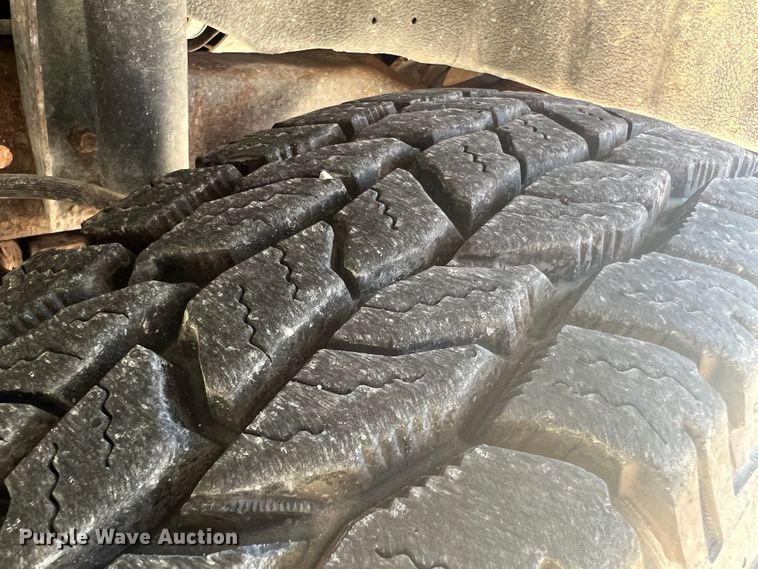 image for item KC9815 1988 Ford F250  flatbed pickup truck