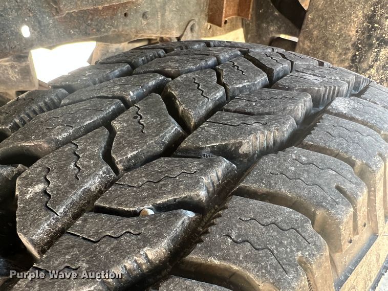 image for item KC9815 1988 Ford F250  flatbed pickup truck