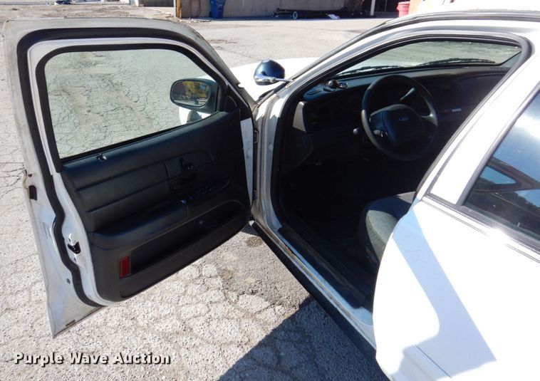 image for item KF9587 2004 Ford Crown Victoria Police Interceptor