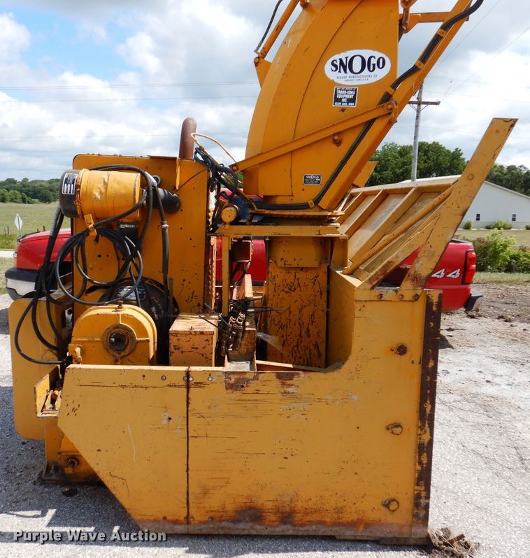 image for item KP9383 1984 Snogo MP3D  snow blower