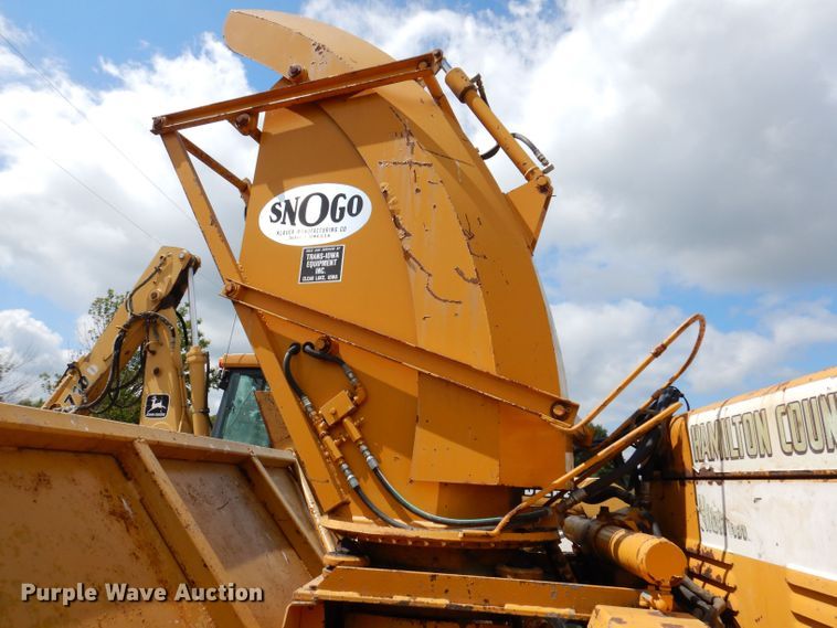 image for item KP9383 1984 Snogo MP3D  snow blower