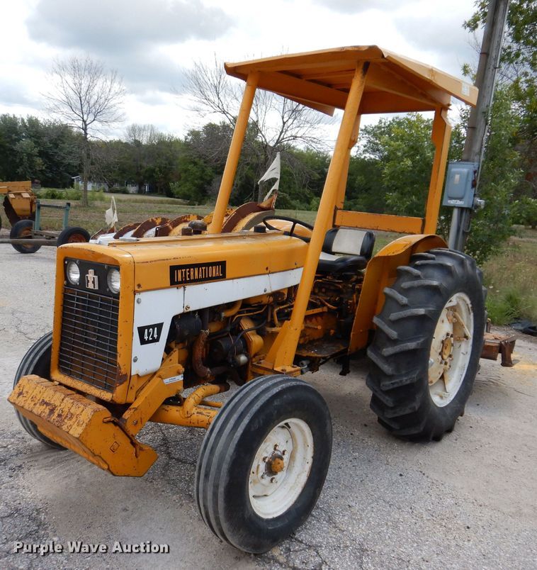 image for item KP9389 International 424  tractor