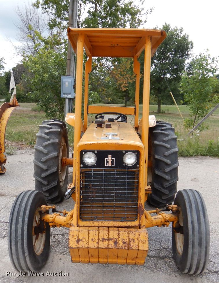 image for item KP9389 International 424  tractor