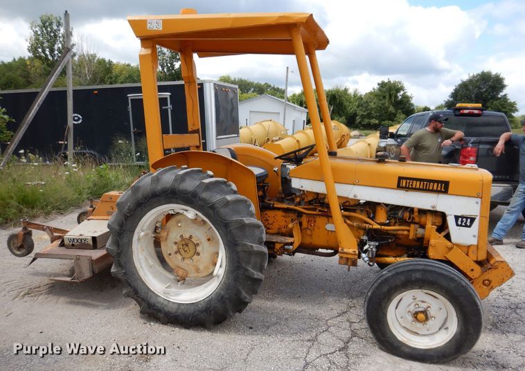 image for item KP9389 International 424  tractor
