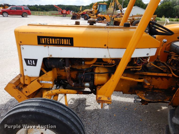 image for item KP9389 International 424  tractor