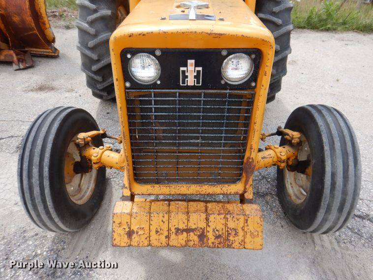 image for item KP9389 International 424  tractor