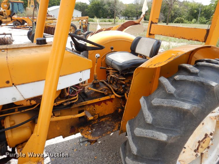 image for item KP9389 International 424  tractor