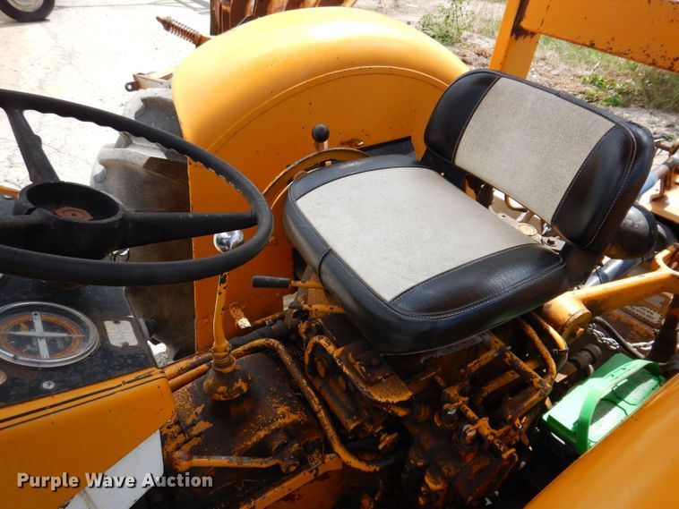 image for item KP9389 International 424  tractor