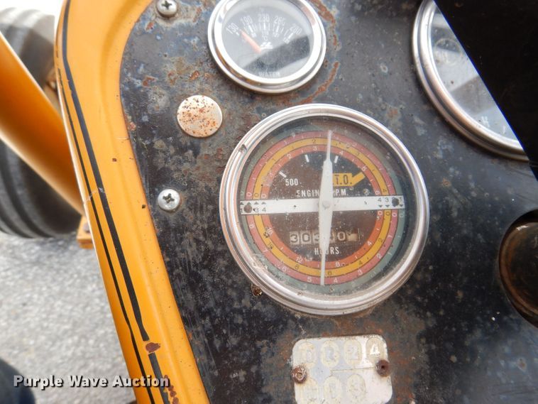 image for item KP9389 International 424  tractor