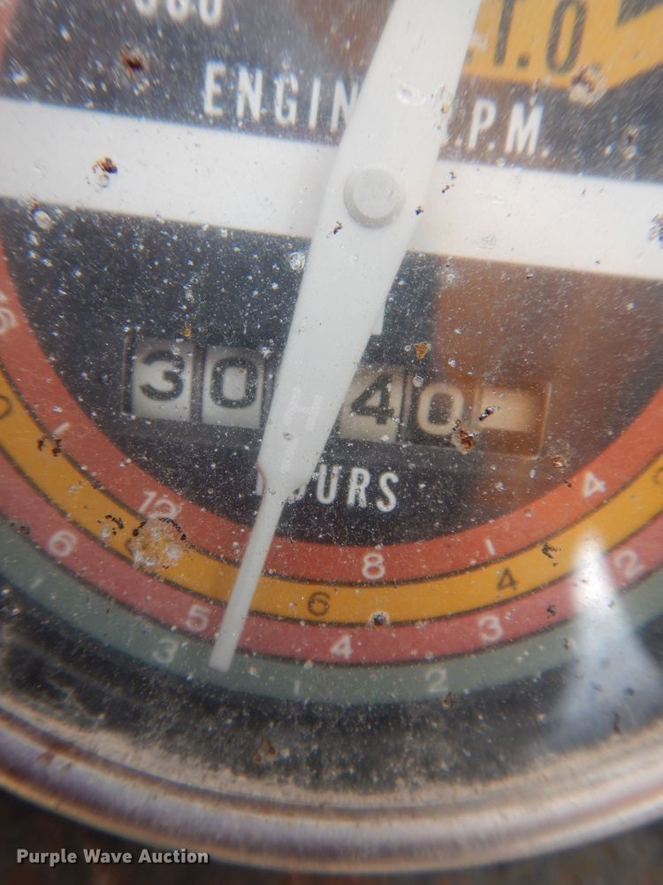 image for item KP9389 International 424  tractor