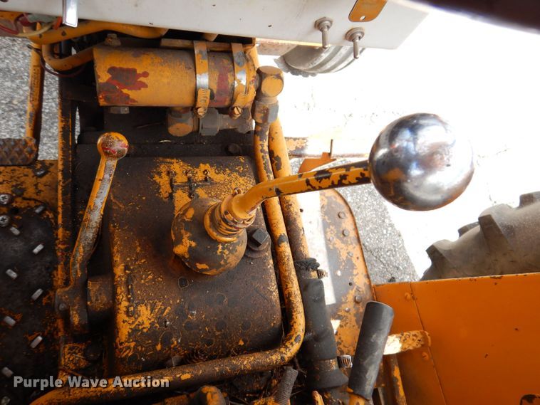 image for item KP9389 International 424  tractor