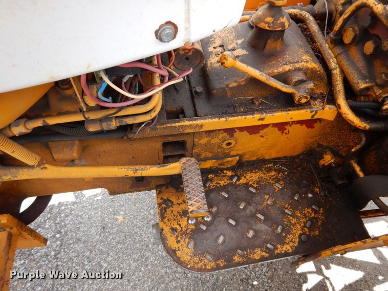 image for item KP9389 International 424  tractor