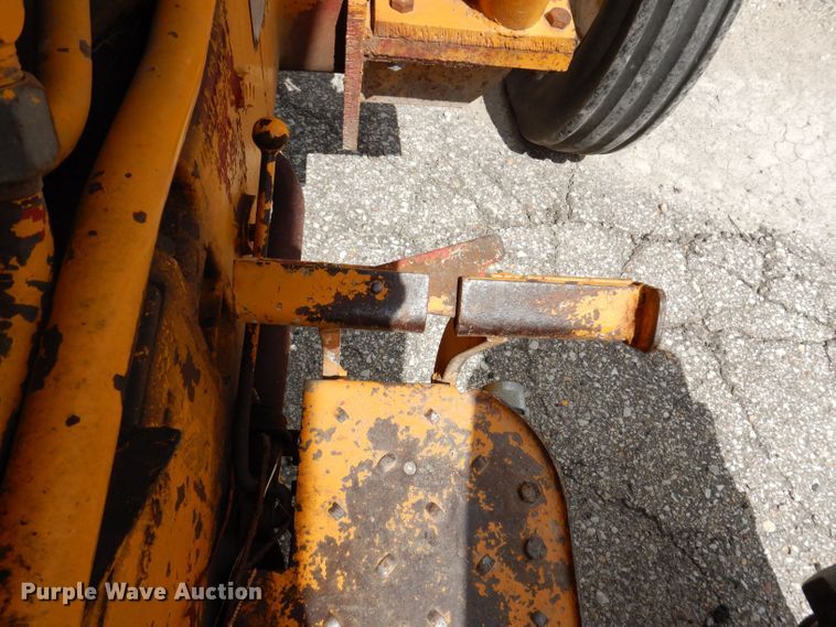 image for item KP9389 International 424  tractor