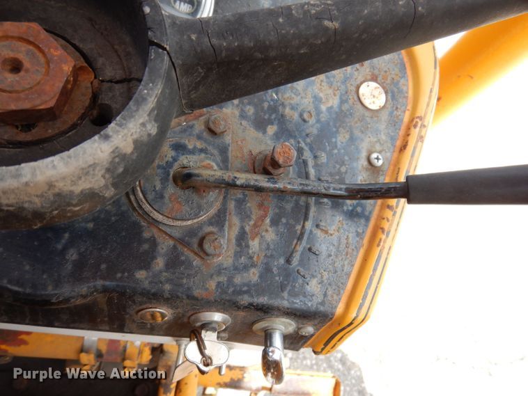 image for item KP9389 International 424  tractor