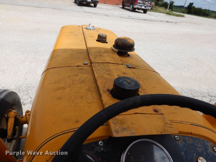 image for item KP9389 International 424  tractor