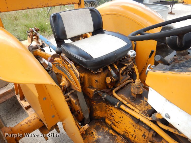 image for item KP9389 International 424  tractor