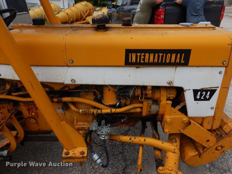 image for item KP9389 International 424  tractor