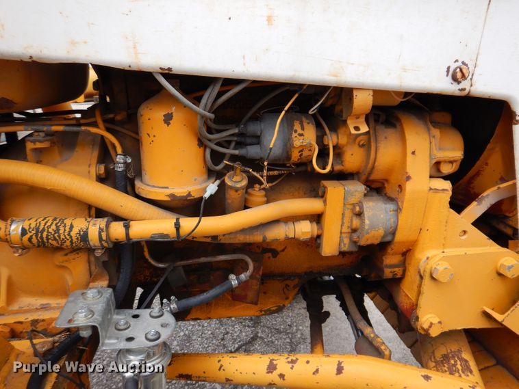 image for item KP9389 International 424  tractor