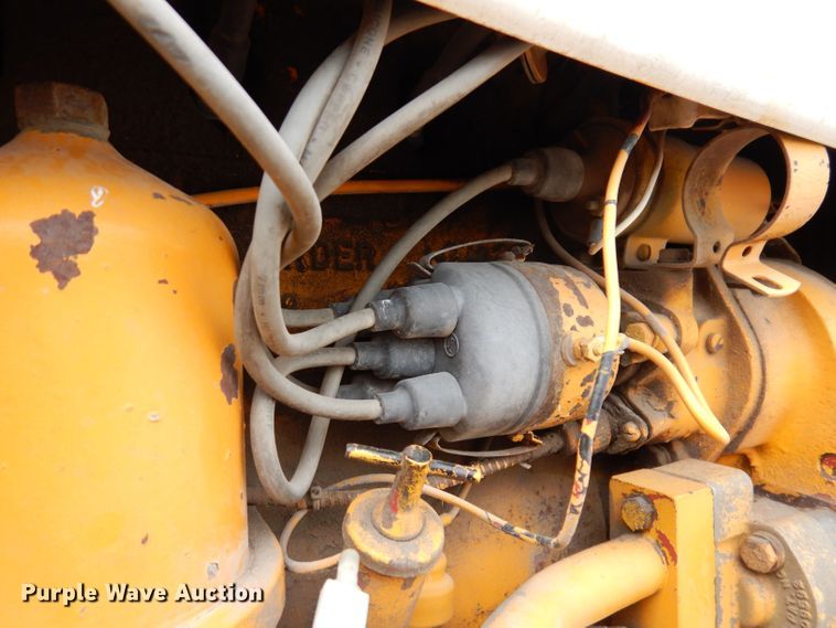 image for item KP9389 International 424  tractor