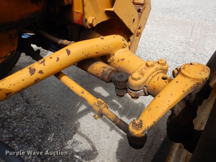 image for item KP9389 International 424  tractor