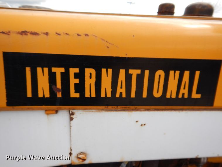 image for item KP9389 International 424  tractor