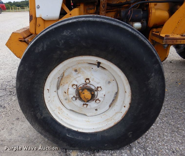 image for item KP9389 International 424  tractor