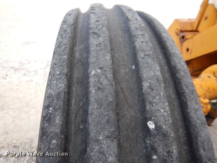 image for item KP9389 International 424  tractor