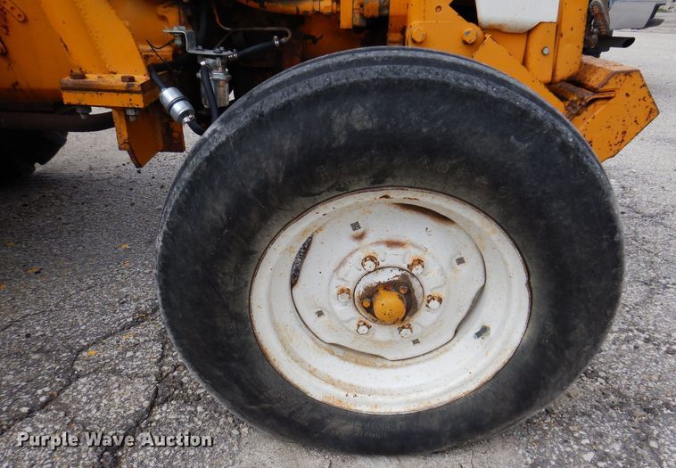 image for item KP9389 International 424  tractor