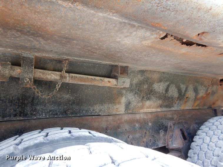 image for item KP9400 2001 International 4900  dump truck