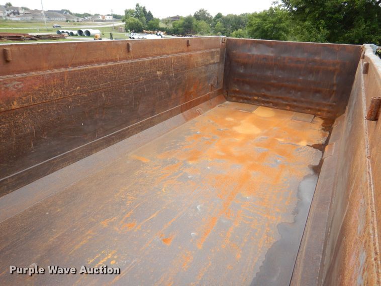 image for item KP9400 2001 International 4900  dump truck