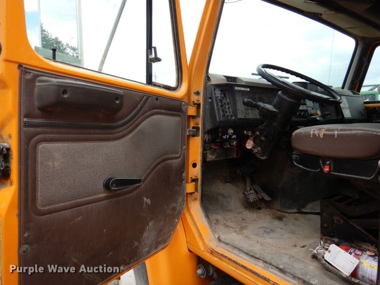 image for item KP9400 2001 International 4900  dump truck