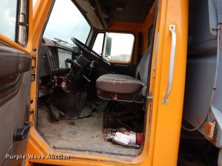 image for item KP9400 2001 International 4900  dump truck
